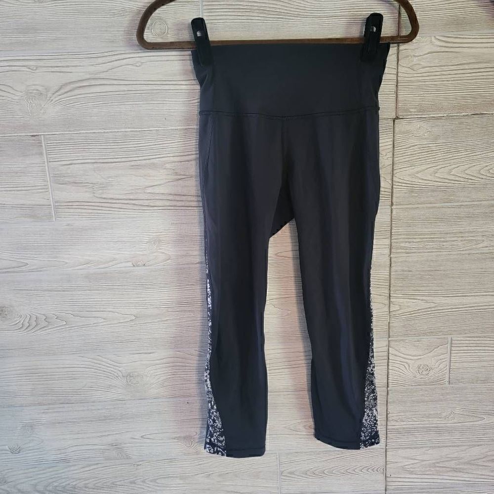 Lululemon Mix and Mesh Crop Black Chirasu Black Womens SZ 4